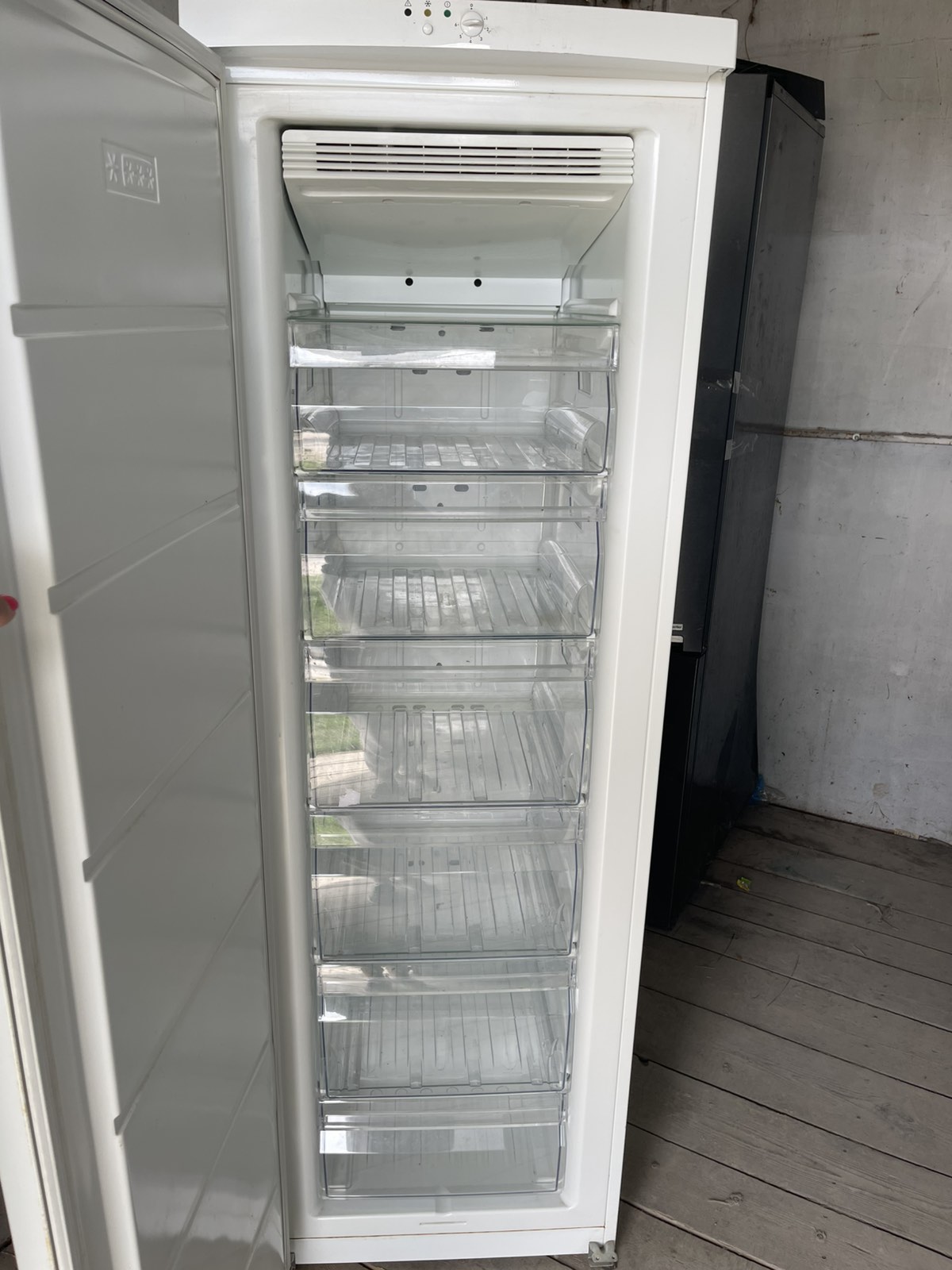 Морозильна камера Electrolux FG2651