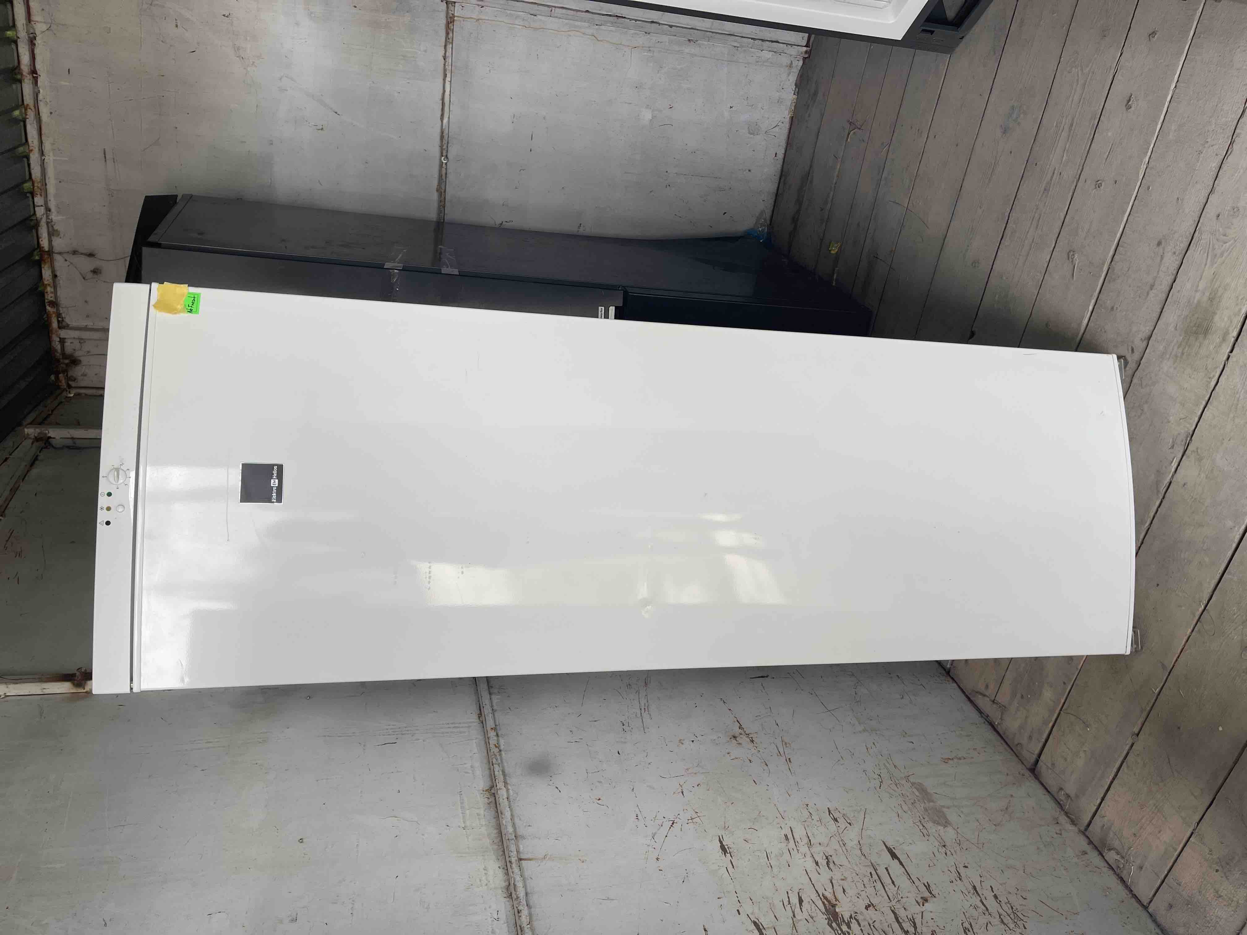 Морозильна камера Electrolux FG2651