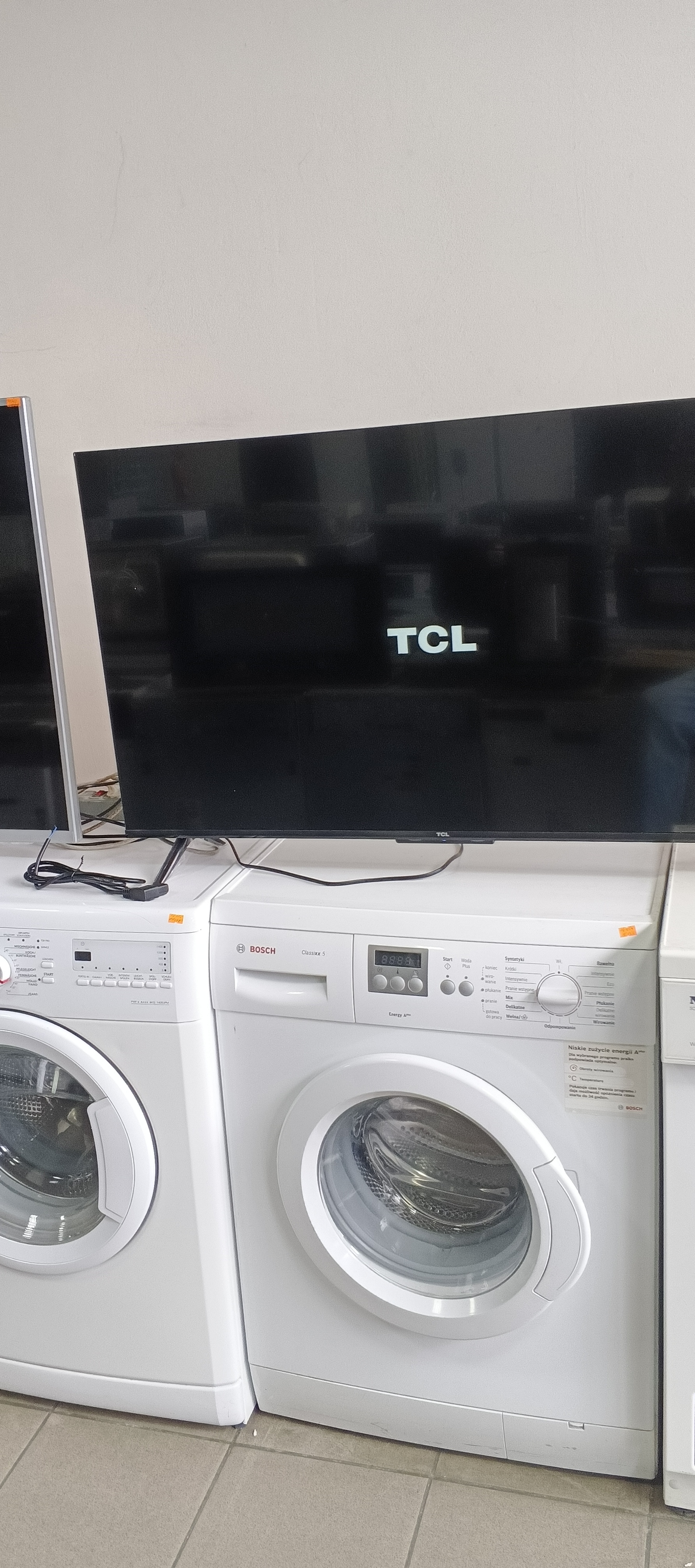 Телевізор TCL 43V6C
