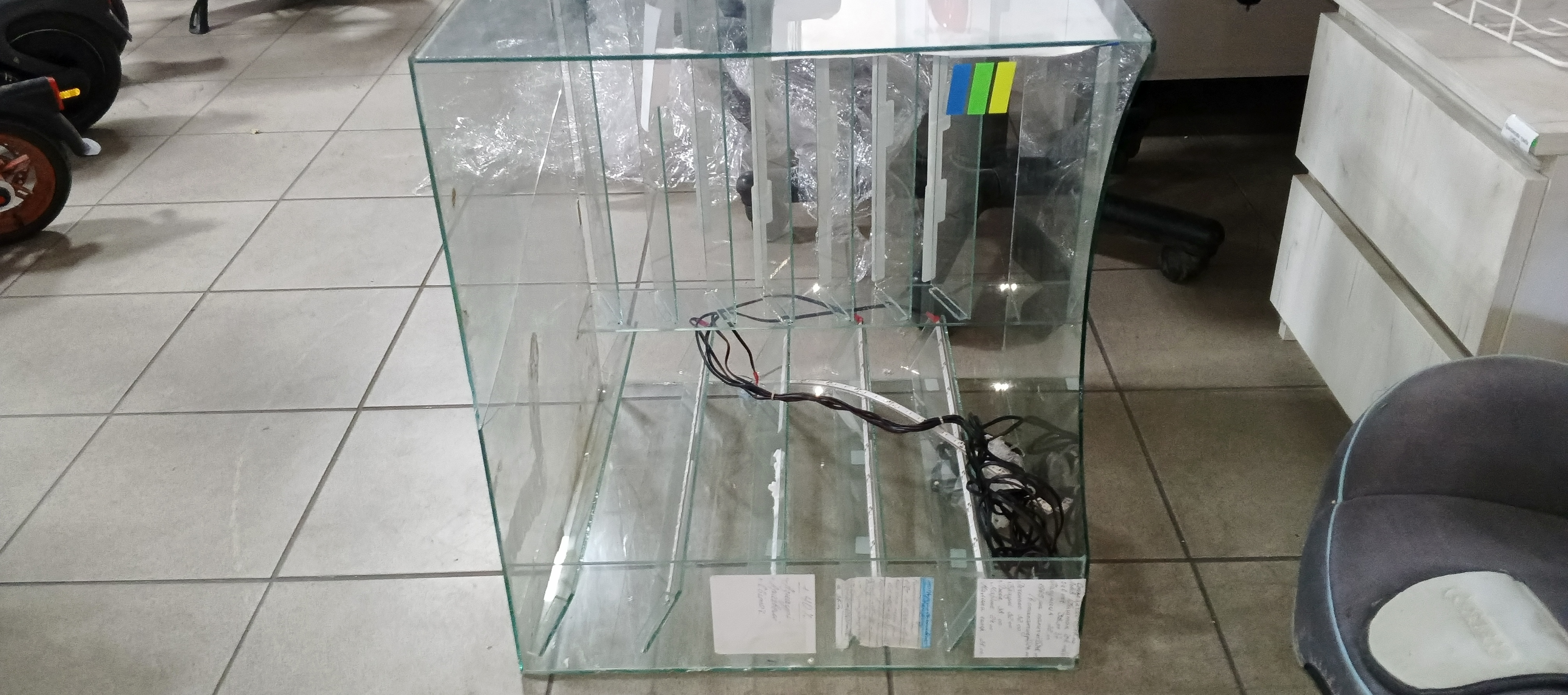 Скляна вітрина з полицями та цінниками з LED підсвіткою