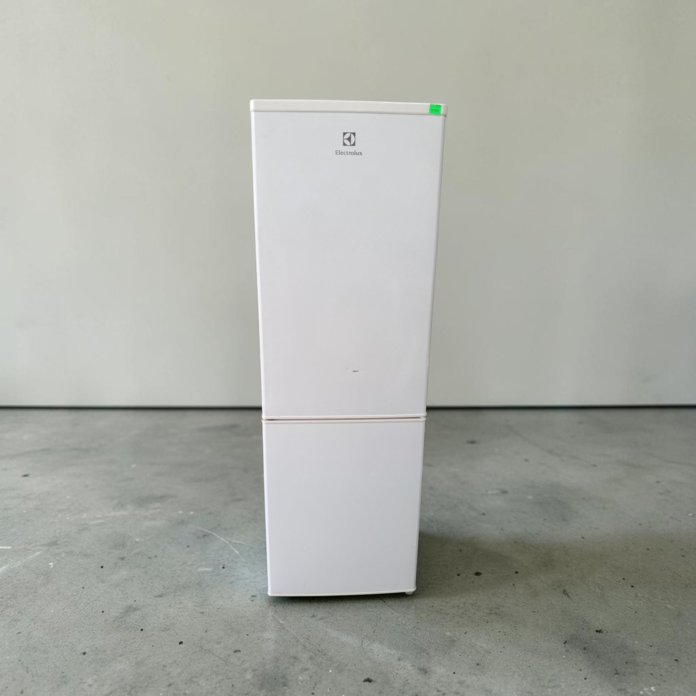 Холодильник Electrolux ENF2440AOW