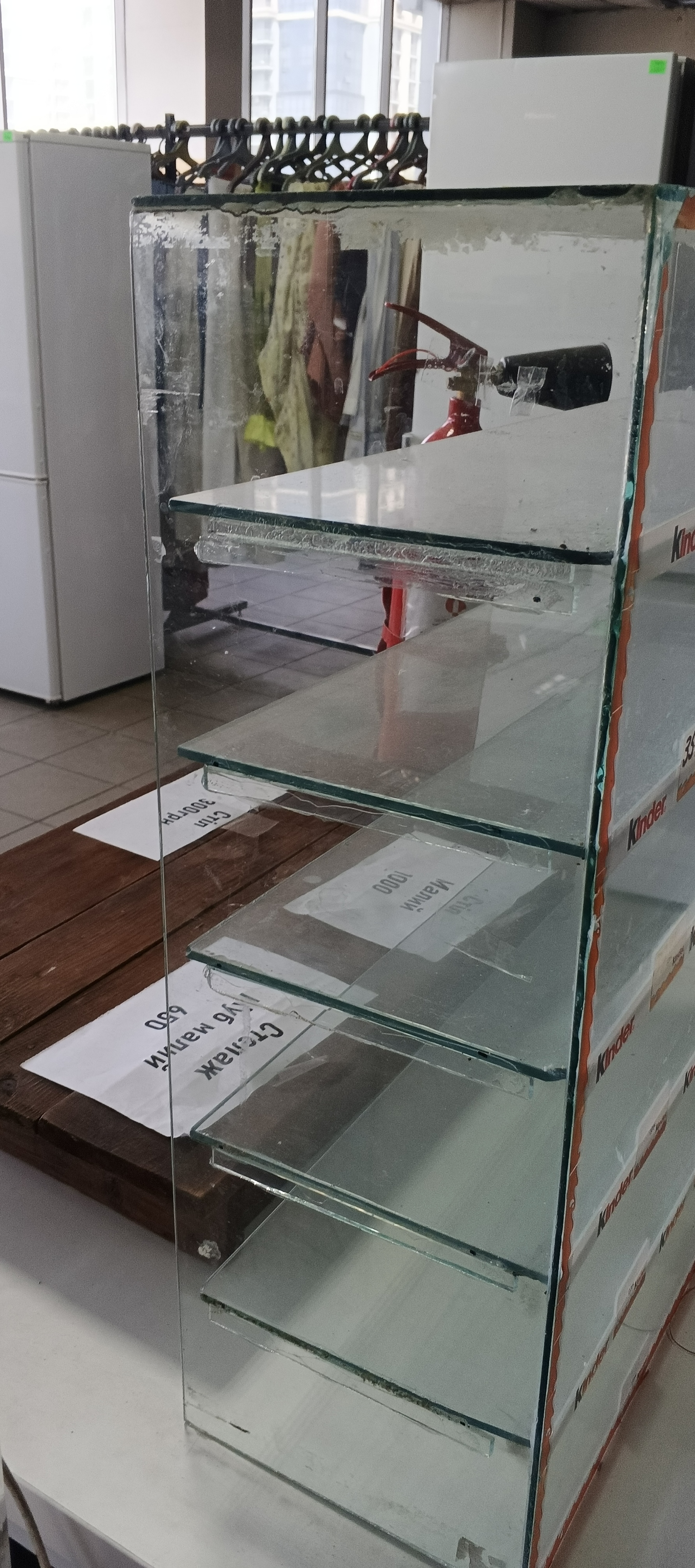 Маленька скляна вітрина з полицями від бренду кіндер