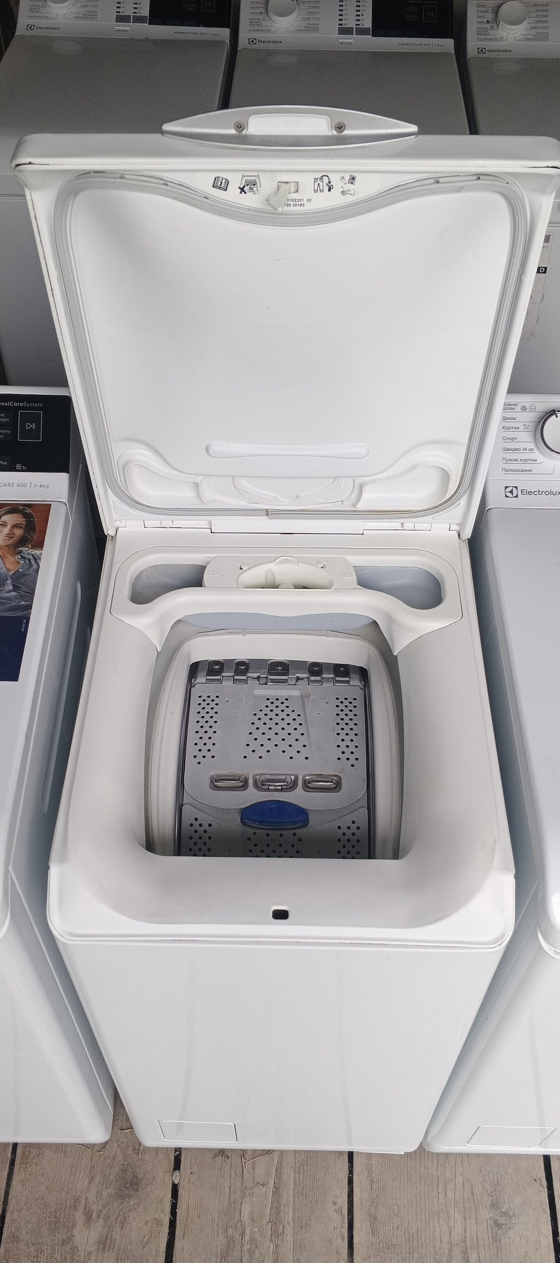 Вертикальна пральна машина Electrolux EWT13730W