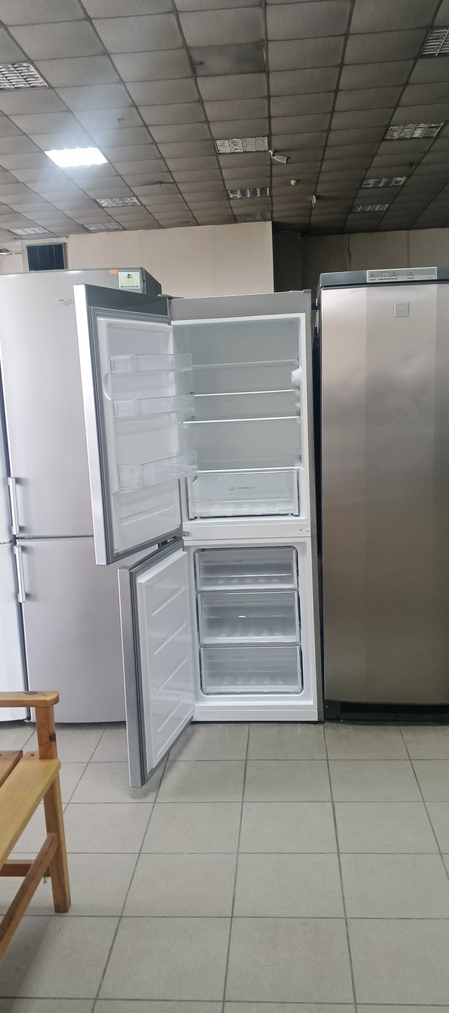 холодильник Polar POB701EX